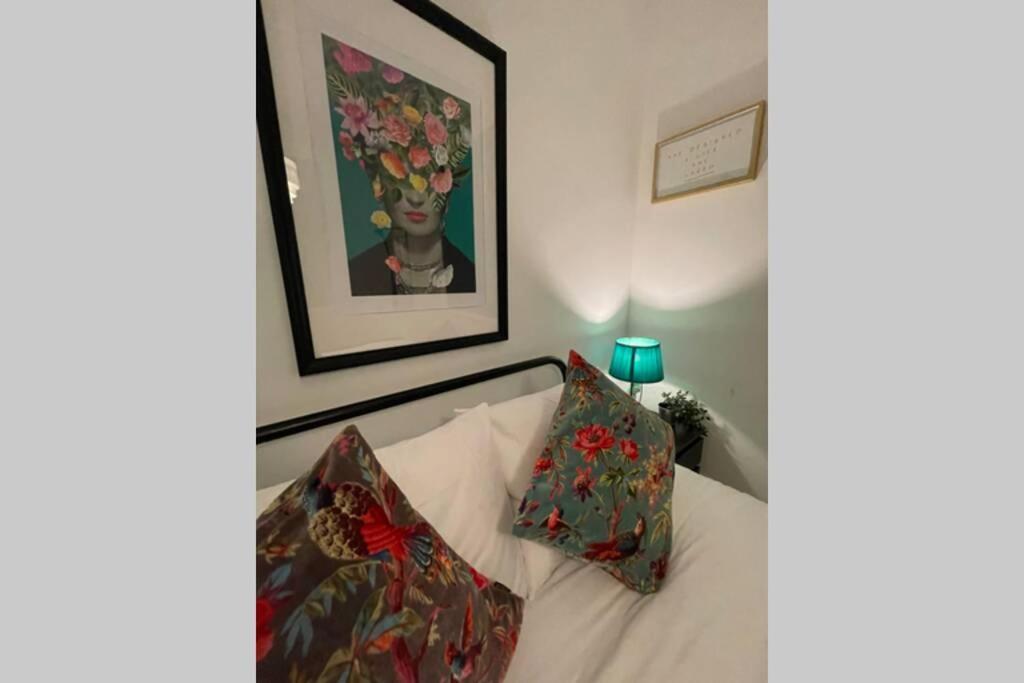 Boutique City Centre Apartment With Parking เชสเตอร์ ภายนอก รูปภาพ